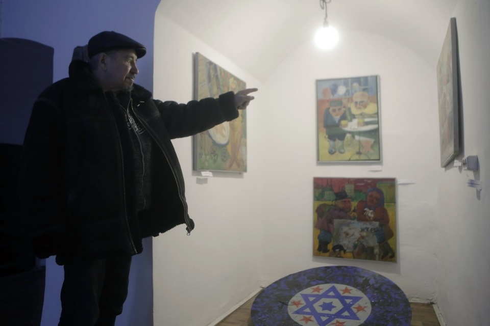 Выставка «Жесть от Шарипова и Цветочки от Жбанова» Выставка «Жесть от Шарипова и Цветочки от Жбанова»