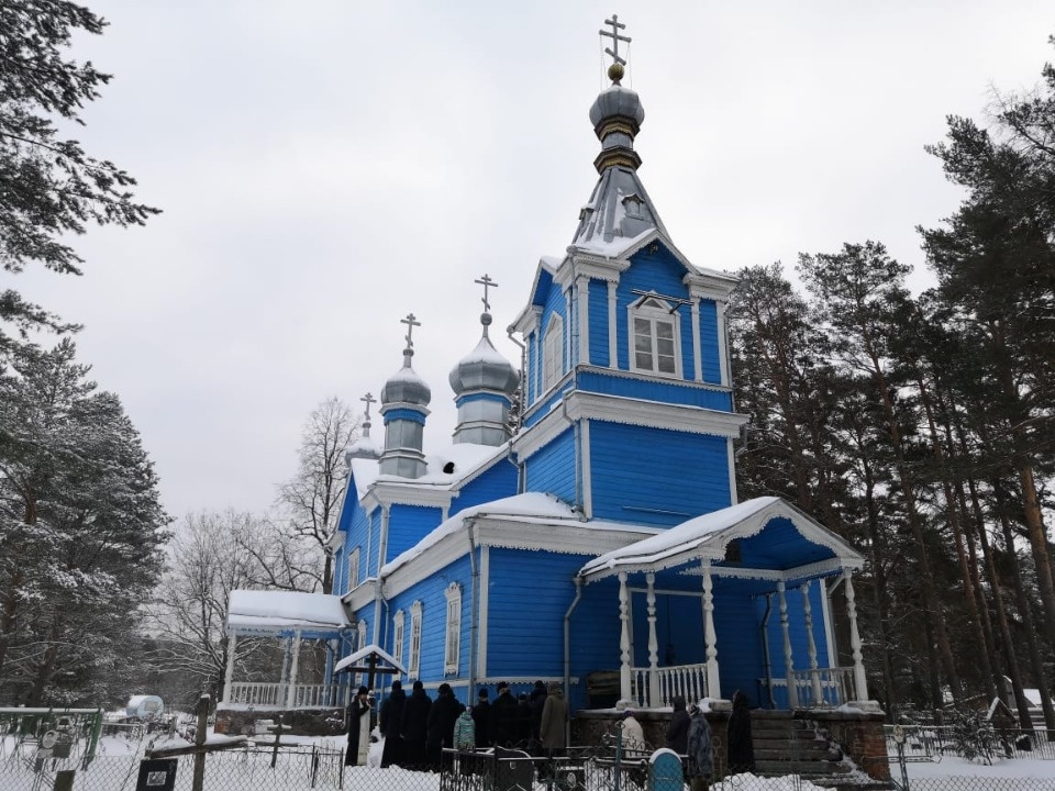 В Рождественский сочельник митрополит Тихон совершил литургию в поселке Боровик под Псковом