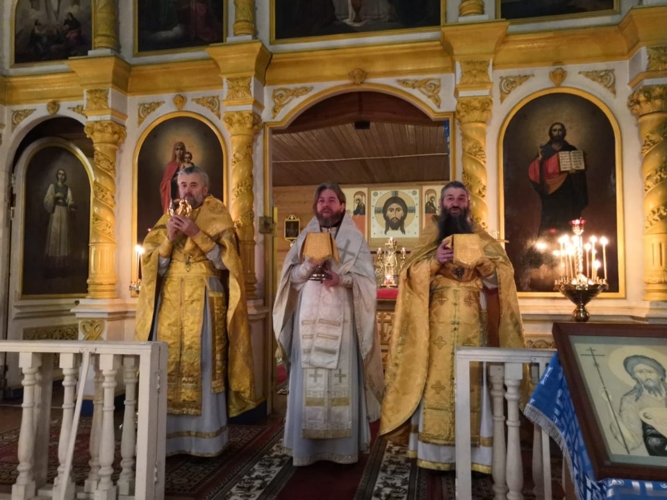 В Рождественский сочельник митрополит Тихон совершил литургию в поселке Боровик под Псковом