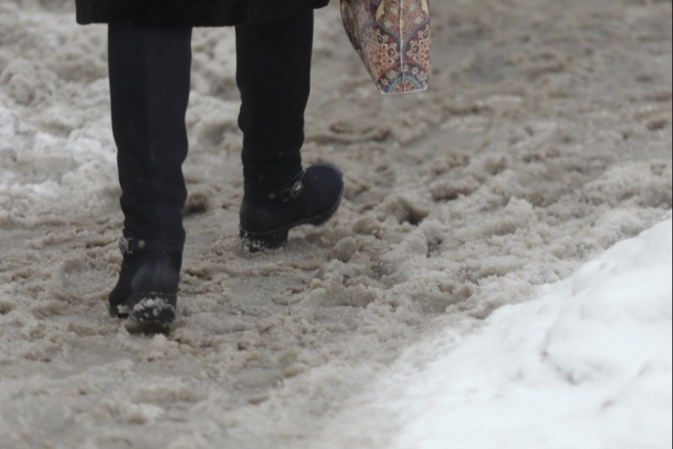 Как убирают снег в Пскове этой зимой