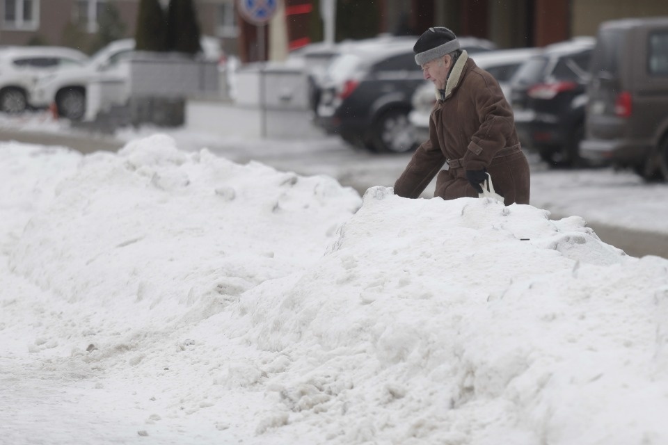 Как убирают снег в Пскове этой зимой