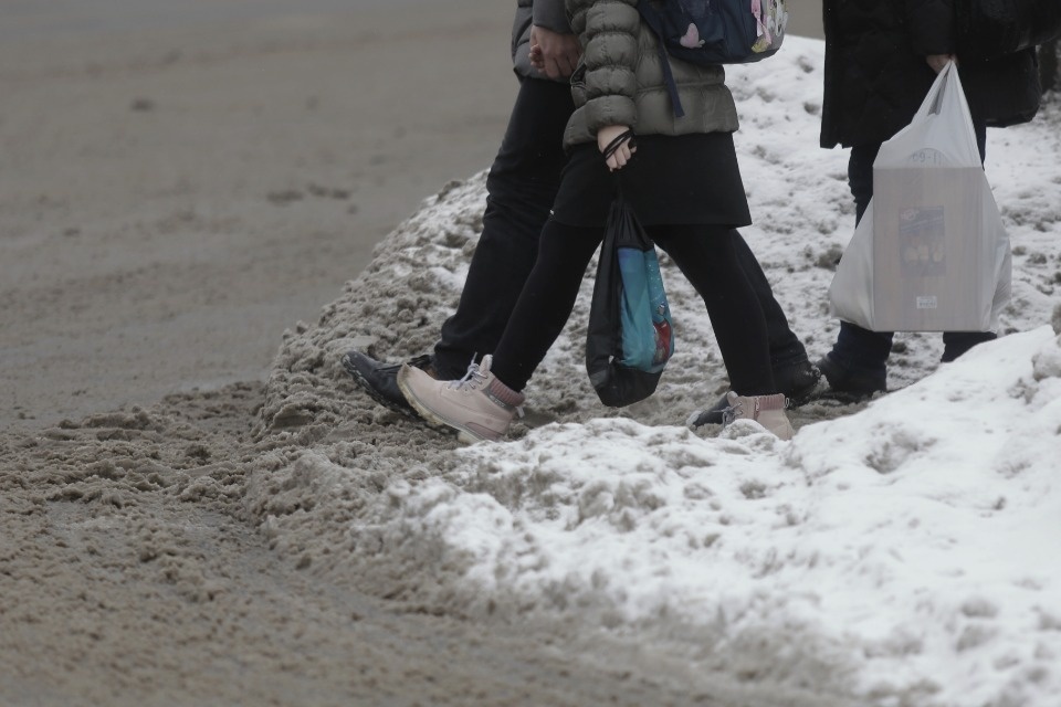 Как убирают снег в Пскове этой зимой