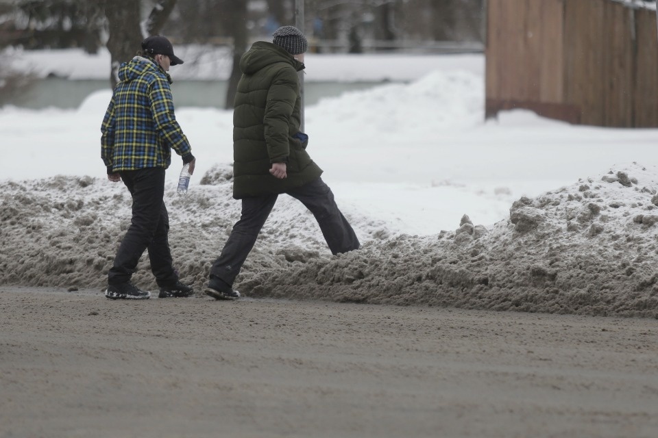 Как убирают снег в Пскове этой зимой