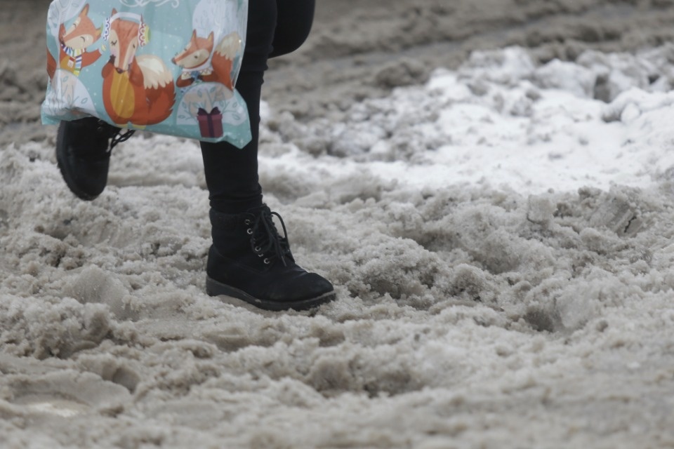 Как убирают снег в Пскове этой зимой