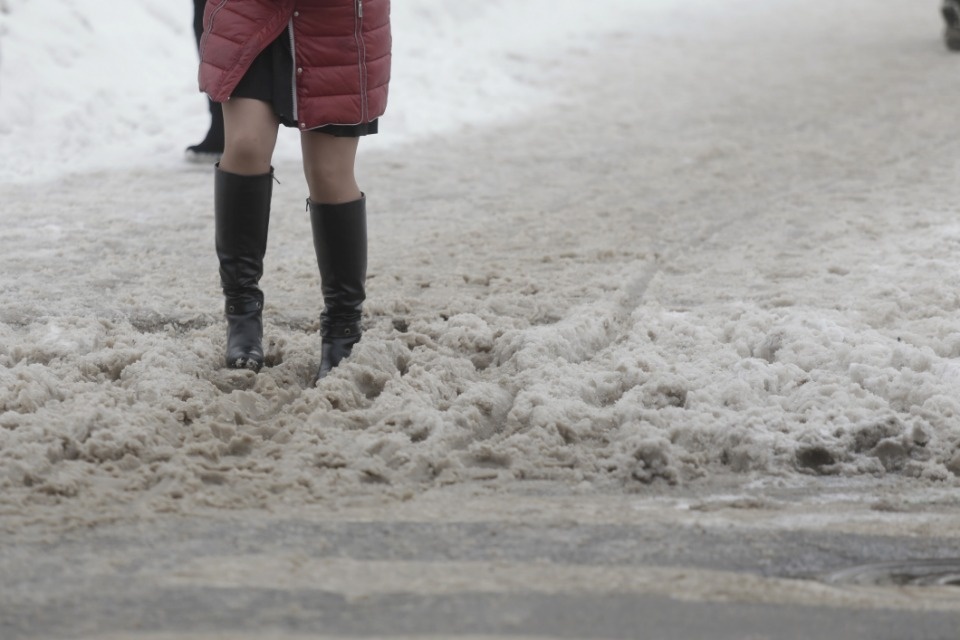 Как убирают снег в Пскове этой зимой
