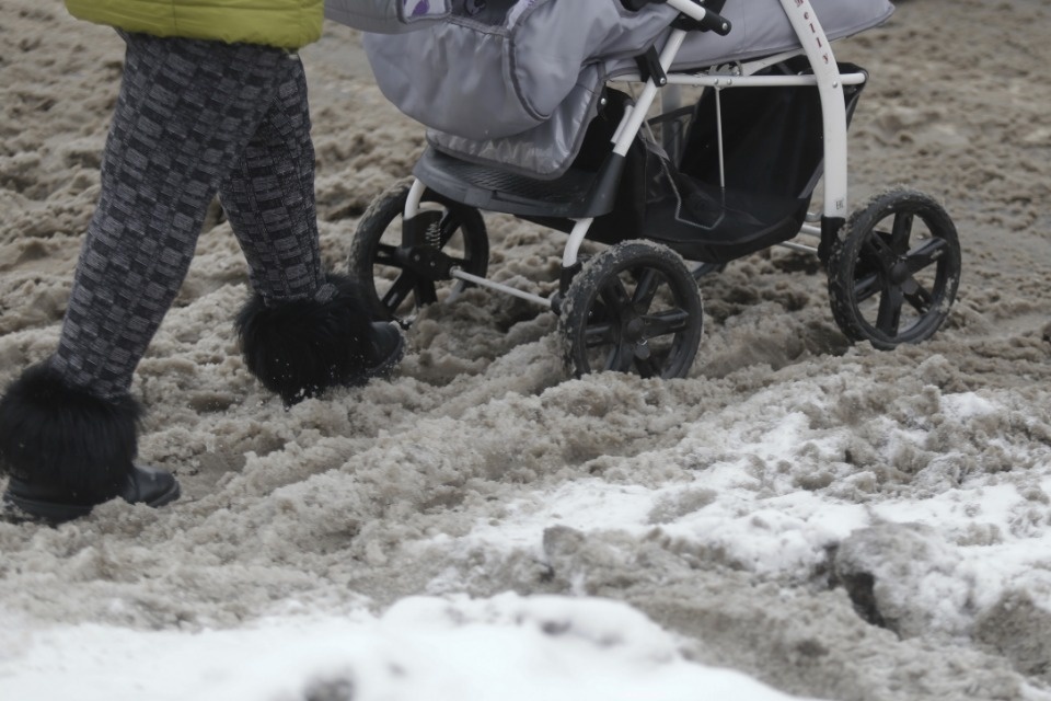 Как убирают снег в Пскове этой зимой