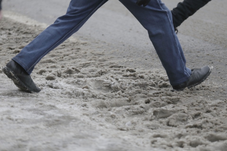 Как убирают снег в Пскове этой зимой