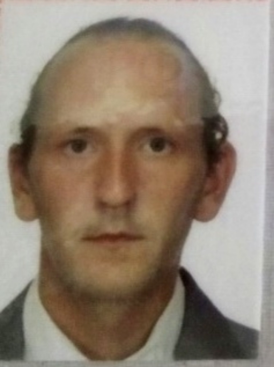 Мужчину с опущенными плечами и волосами, собранными в хвостик, разыскивает полиция