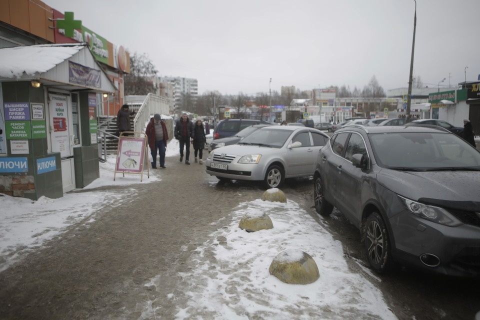 Парковка под окнами