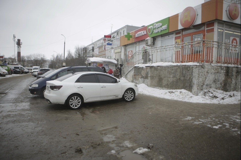 Парковка под окнами