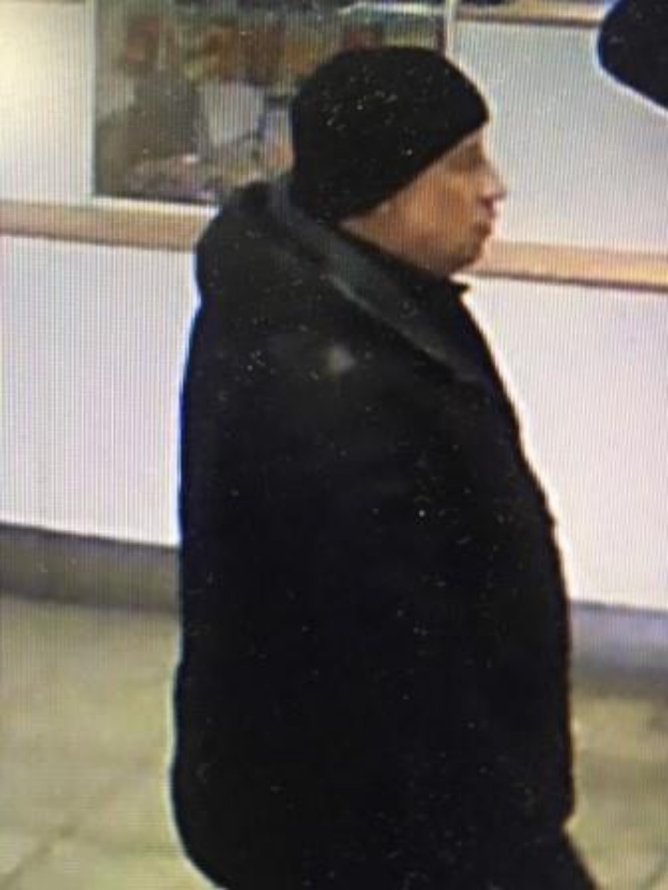 Полиция просит псковичей опознать мужчину по фотографии с камеры видеонаблюдения