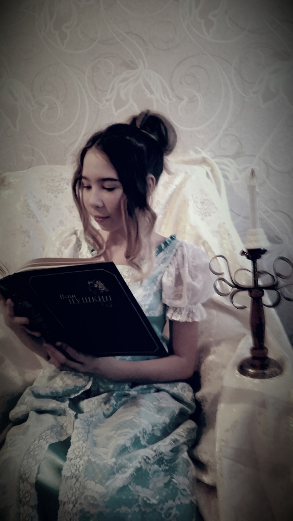 Анастасия Алексеева из Острова сделала селфи с любимой книгой и выиграла стильный девайс