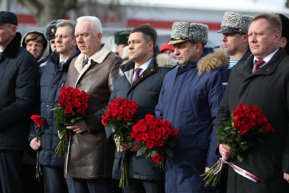 Полпред Александр Гуцан вместе с псковичами почтили память десантников 6-й роты