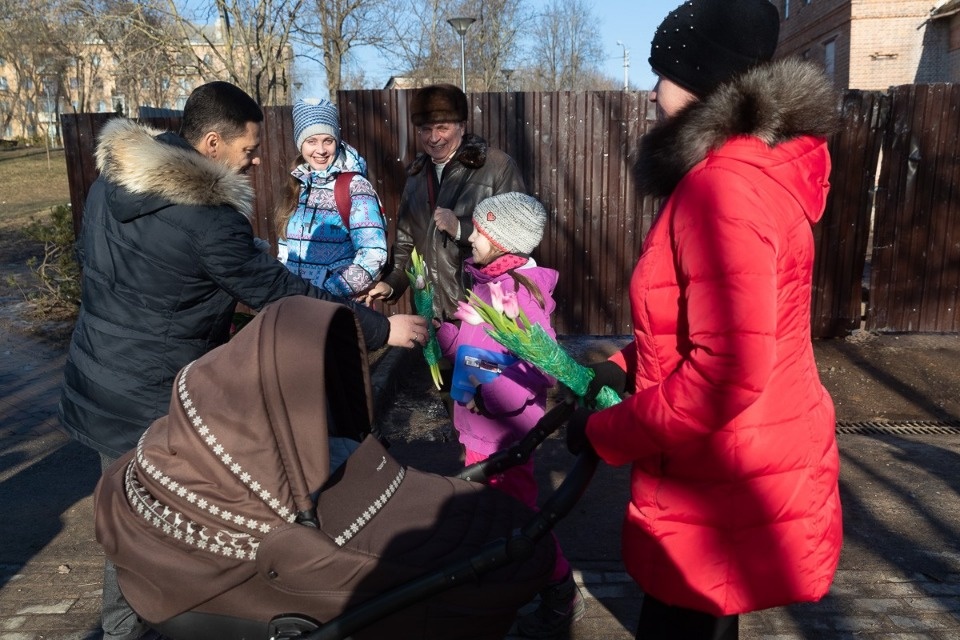 С праздником! Как Михаил Ведерников и Алексей Немов поздравляли псковичек с 8 Марта