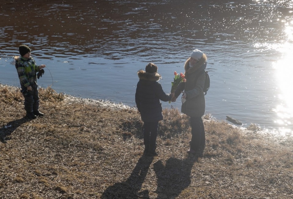 С праздником! Как Михаил Ведерников и Алексей Немов поздравляли псковичек с 8 Марта