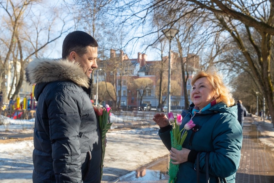 С праздником! Как Михаил Ведерников и Алексей Немов поздравляли псковичек с 8 Марта