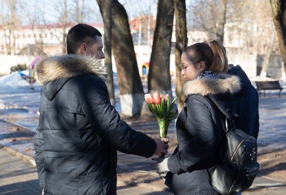 С праздником! Как Михаил Ведерников и Алексей Немов поздравляли псковичек с 8 Марта