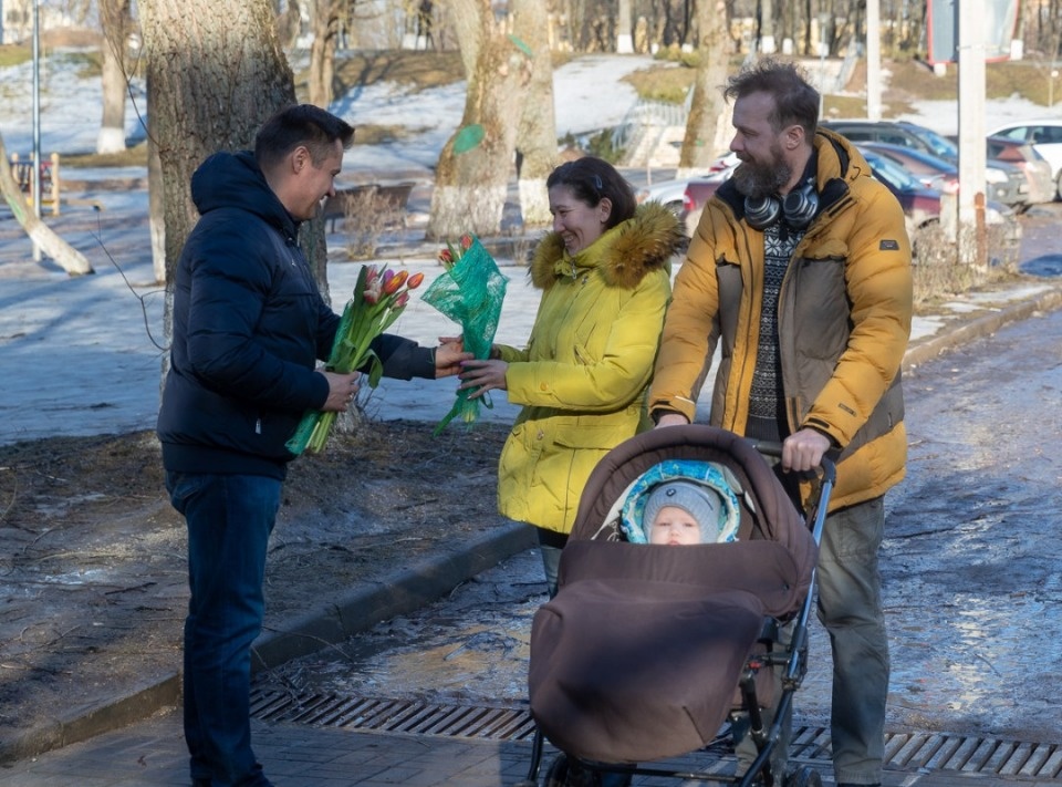 С праздником! Как Михаил Ведерников и Алексей Немов поздравляли псковичек с 8 Марта