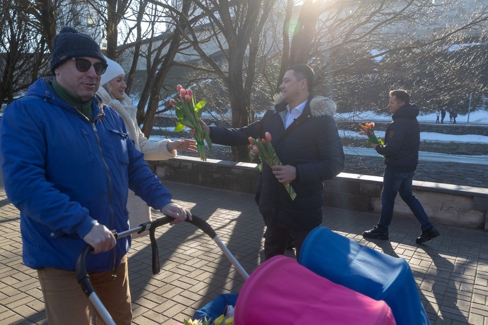 С праздником! Как Михаил Ведерников и Алексей Немов поздравляли псковичек с 8 Марта