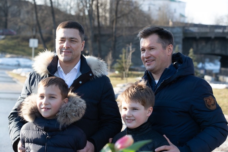 С праздником! Как Михаил Ведерников и Алексей Немов поздравляли псковичек с 8 Марта