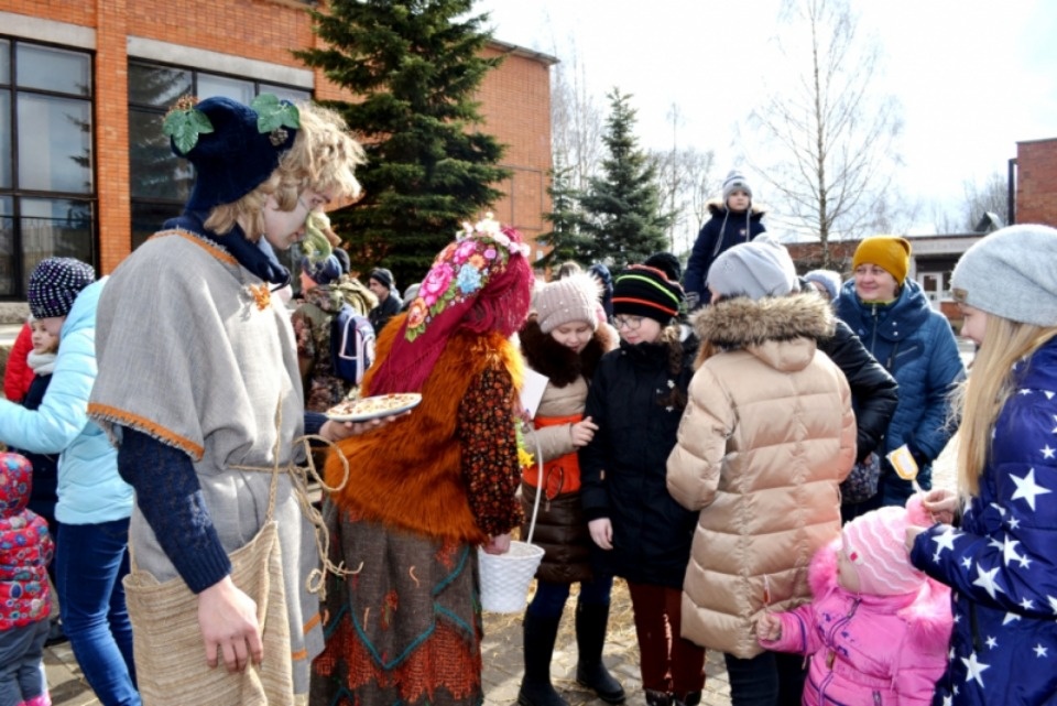 Конфетами и блинами угощали в Себеже юных участников дорожного движения Конфетами и блинами угощали в Себеже юных участников дорожного движения