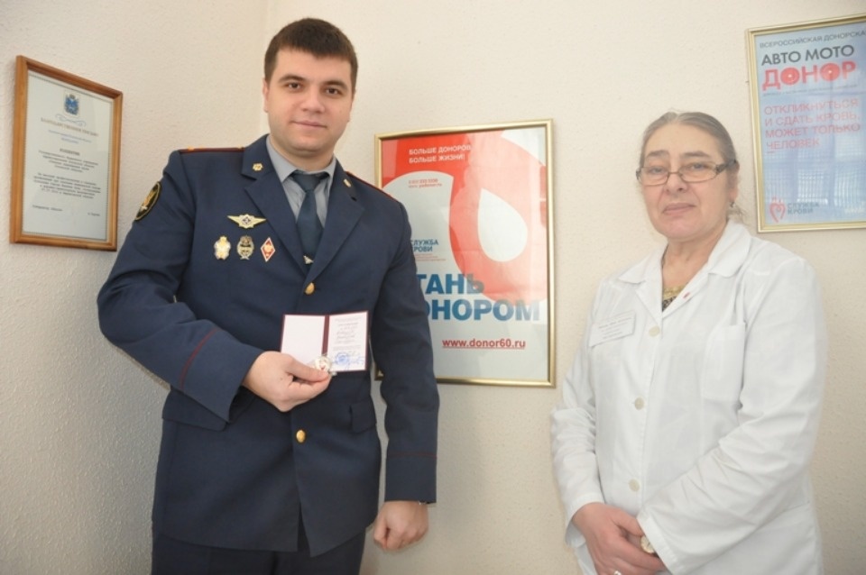Звание почётного донора России получил сотрудник колонии в Крюках