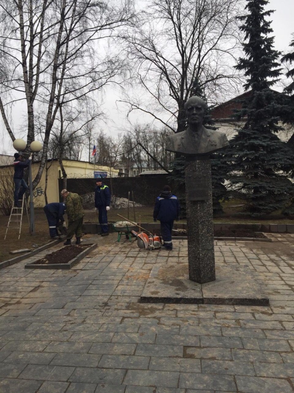 В Пскове начали благоустраивать сквер у памятника Кикоину В Пскове начали благоустраивать сквер у памятника Кикоину