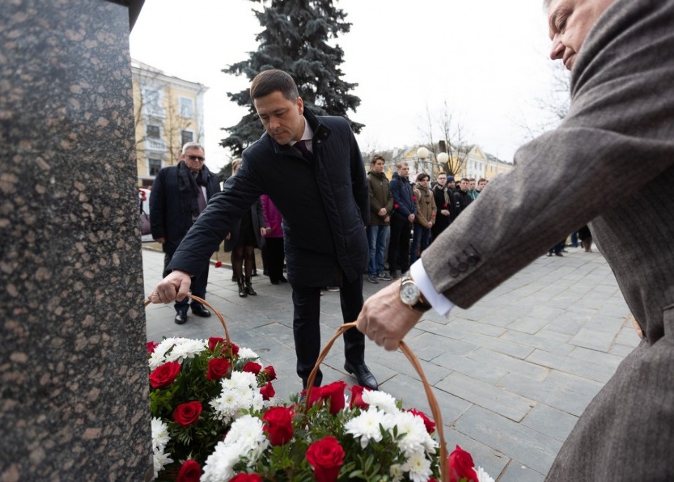 Цветы к бюсту Исаака Кикоина возложили Михаил Ведерников и Михаил Ковальчук Цветы к бюсту Исаака Кикоина возложили Михаил Ведерников и Михаил Ковальчук