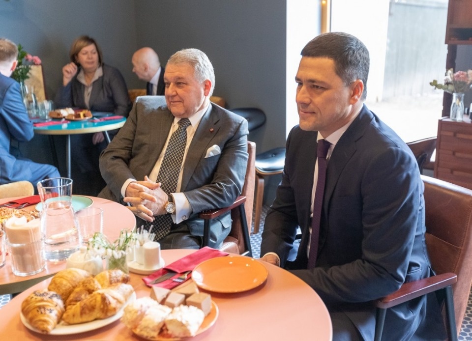 Михаил Ведерников и  Михаил Ковальчук встретились с владельцами кафе, названного в честь академика Кикоина