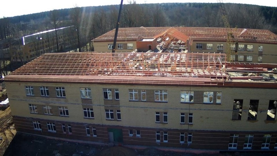Кровлю новой школы в Дно полностью закроют через две недели