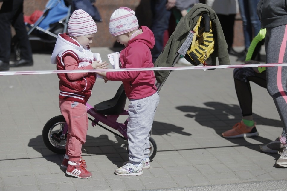 На семейный забег Эстафеты «Псковской правды» ждут родителей с ребенком не старше 11 лет