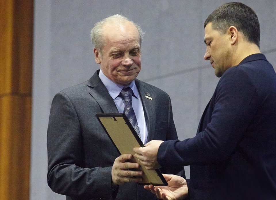 Руководителю «Следа Пантеры» Геннадию Королькову вручили награду на VI Форуме НКО