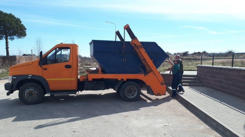 Компания «Экопром» предоставила Академии тенниса Пскова мешки для уборки мусора