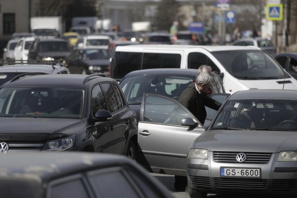 Гарантийный ремонт дорог стал причиной автомобильных пробок.