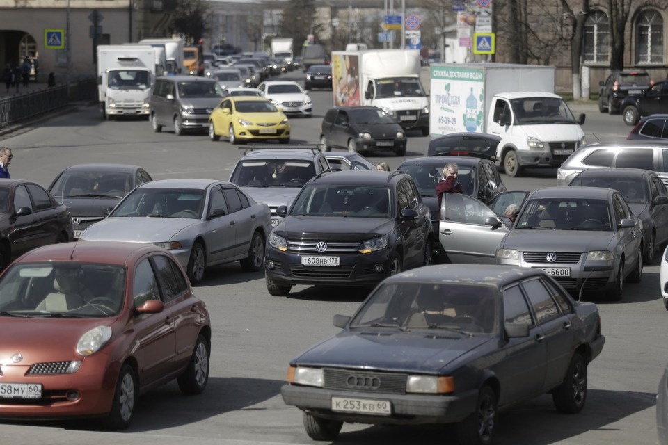 Гарантийный ремонт дорог стал причиной автомобильных пробок.