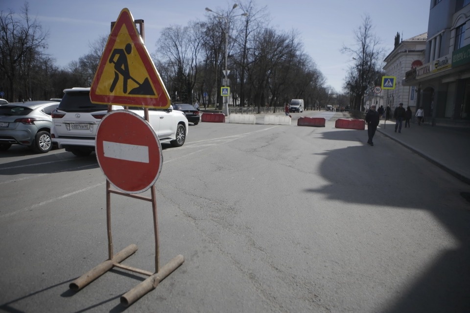 Гарантийный ремонт дорог стал причиной автомобильных пробок.