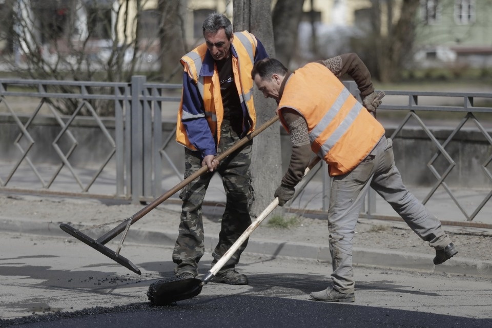 Гарантийный ремонт дорог стал причиной автомобильных пробок.