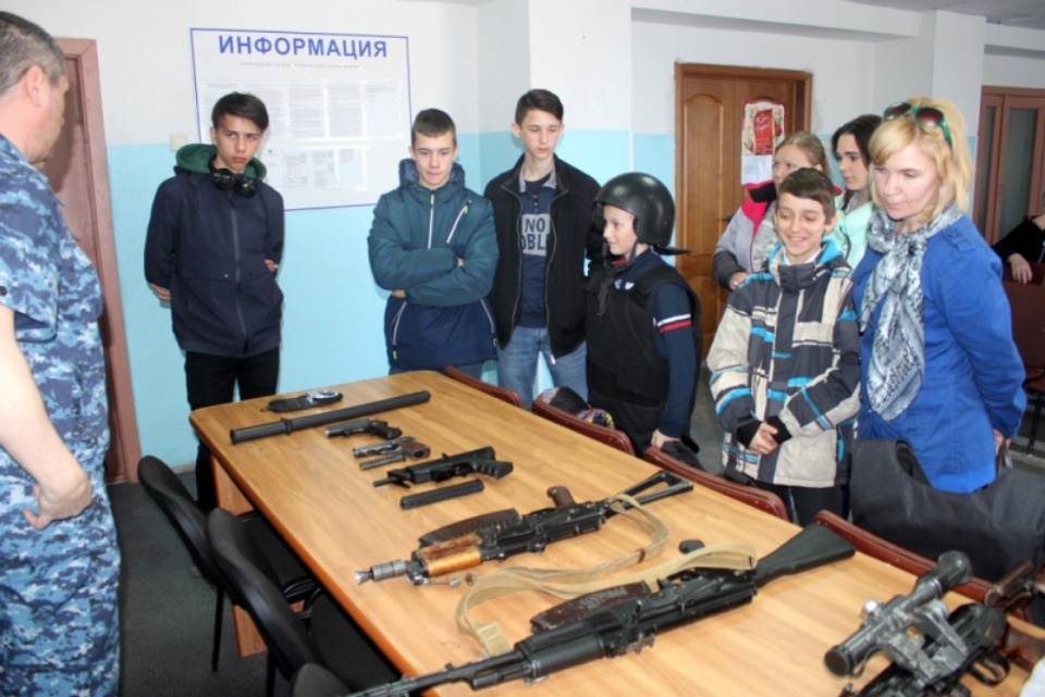 «Жестокую правду» о вреде наркотиков показали полицейские юным псковичам