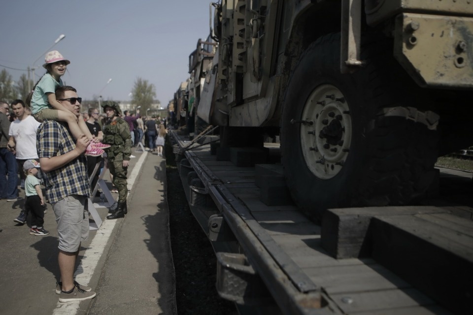 Псковичи увидели военную технику сирийских террористов Псковичи увидели военную технику сирийских террористов