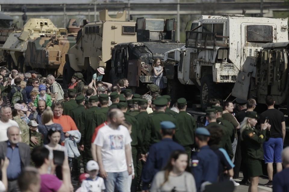 Псковичи увидели военную технику сирийских террористов Псковичи увидели военную технику сирийских террористов
