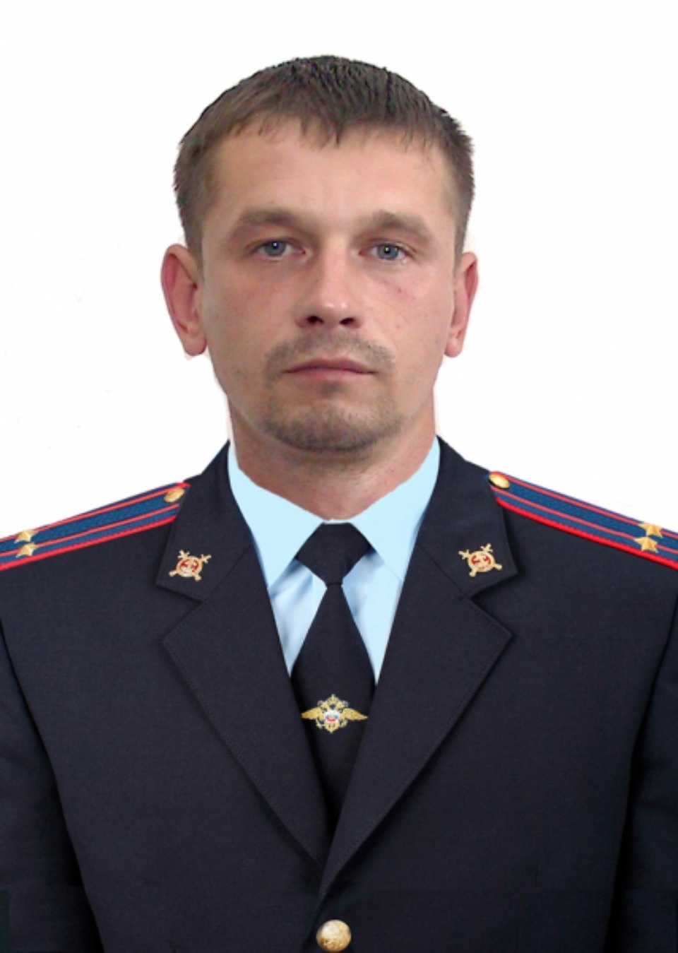 В Островском районе полицейский получил ожоги лица и рук, помогая спасать дом от огня