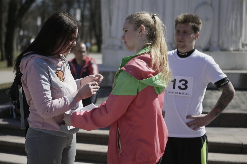 В спортшколе «Надежда» началась выдача нагрудных номеров на Эстафету «Псковской правды»