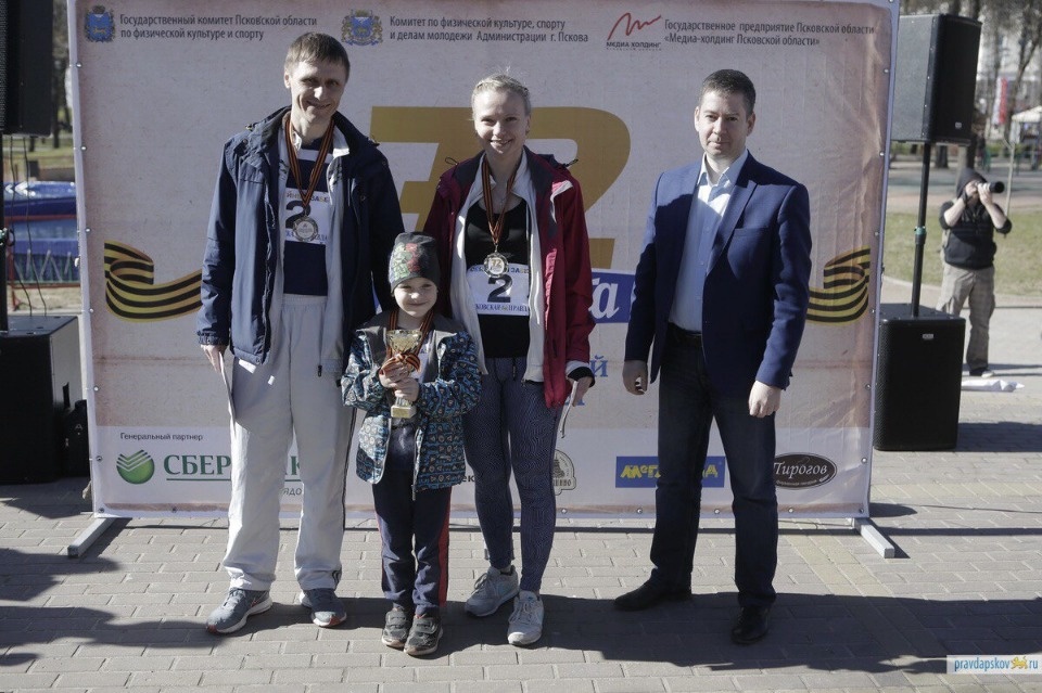 Семья Диденко второй год подряд побеждает в легкоатлетической Эстафете «Псковской правды»