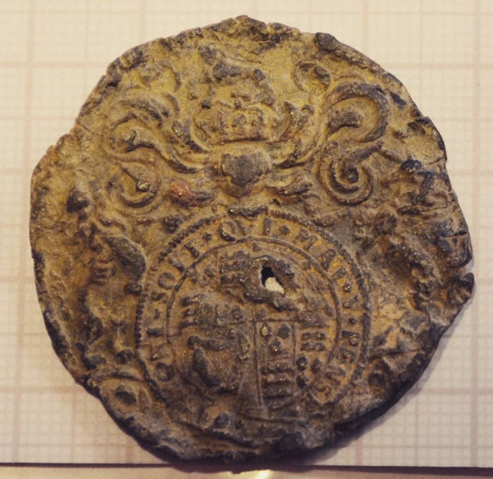 Печать английского короля Карла II раскопали в Пскове территории Поганкиных палат