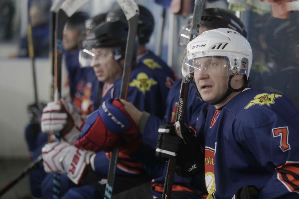 Ветеран из Петербурга получил на псковском льду клюшкой по горлу