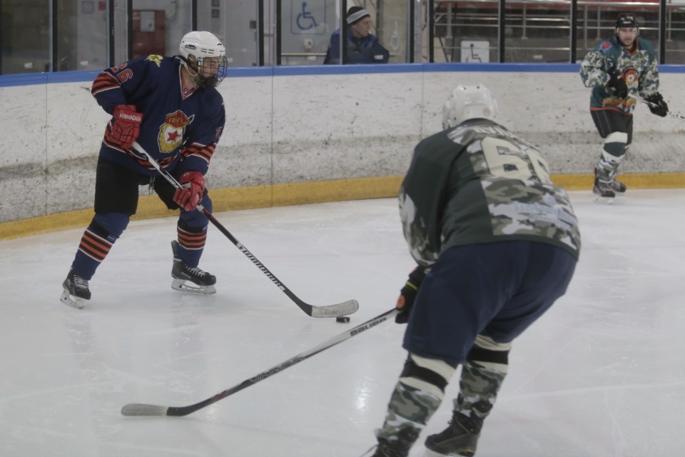 Ветеран из Петербурга получил на псковском льду клюшкой по горлу