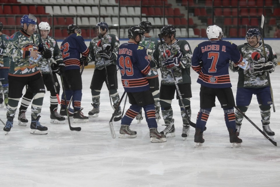 Ветеран из Петербурга получил на псковском льду клюшкой по горлу