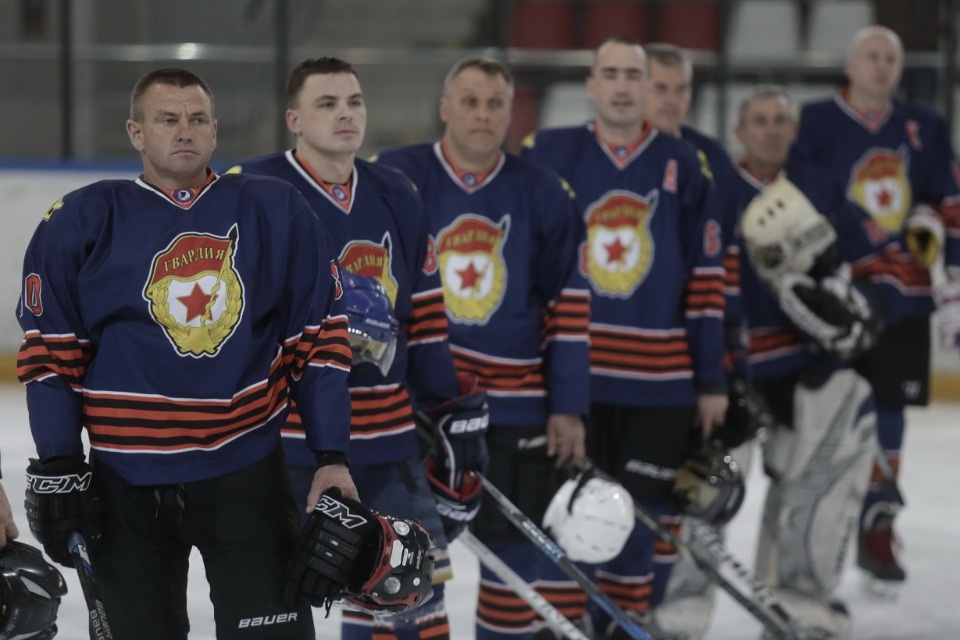 Ветеран из Петербурга получил на псковском льду клюшкой по горлу