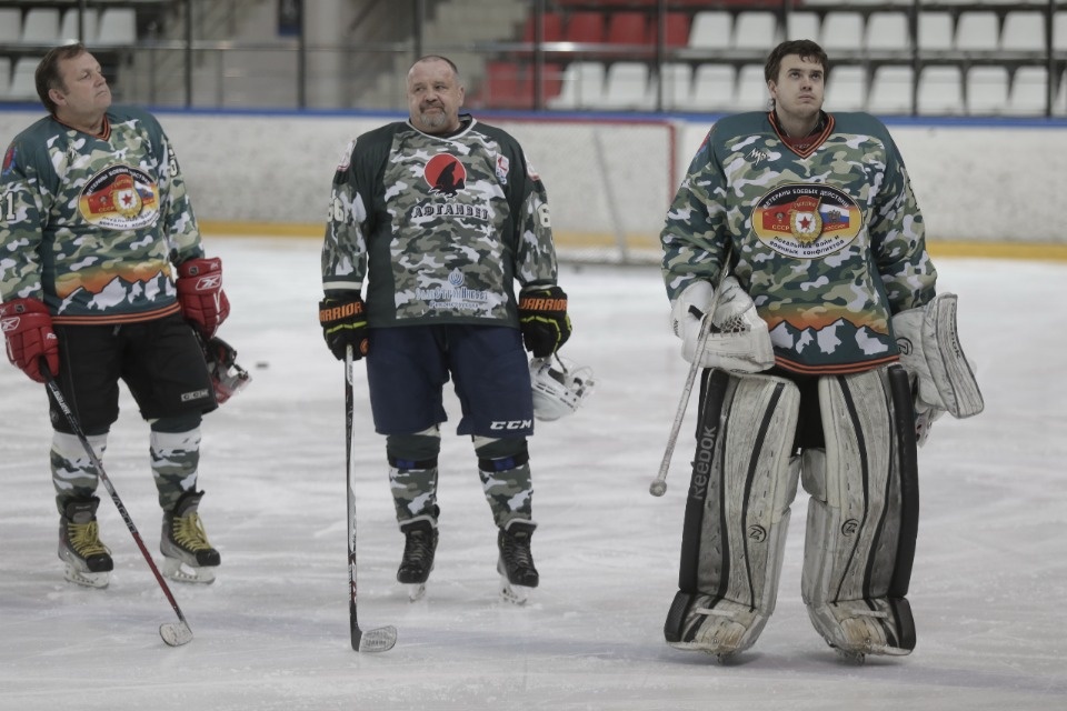 Ветеран из Петербурга получил на псковском льду клюшкой по горлу