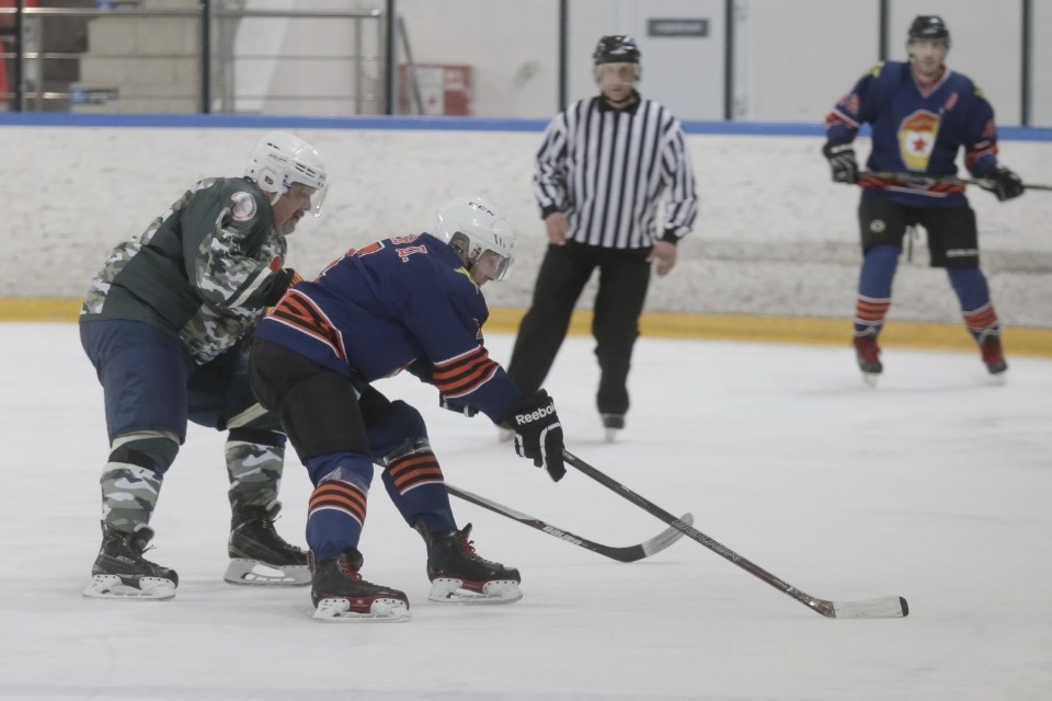 Ветеран из Петербурга получил на псковском льду клюшкой по горлу